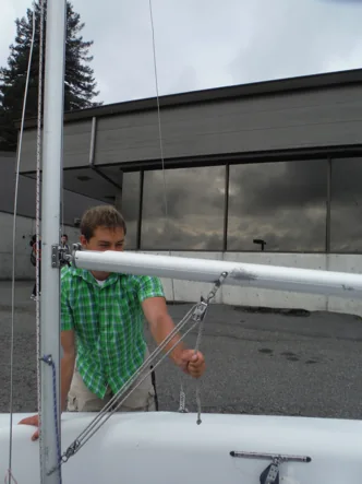 Sailor loosening the boom vang